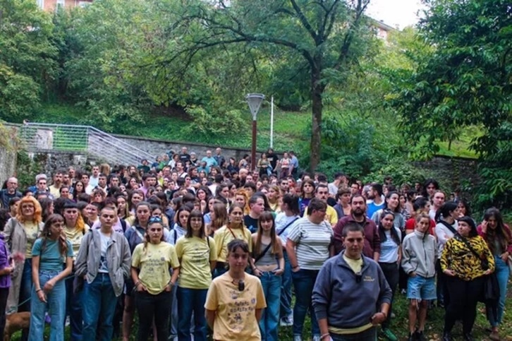 Imagen de una comparecencia de exmonitores de campamentos en Bergara para defender su labor.