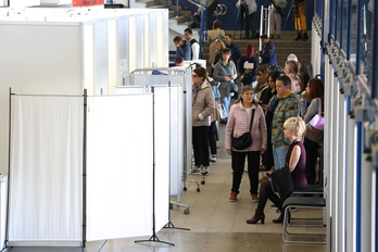 Personas de todas las edades han acudido a La Casilla, preparado así como «vacunódromo».