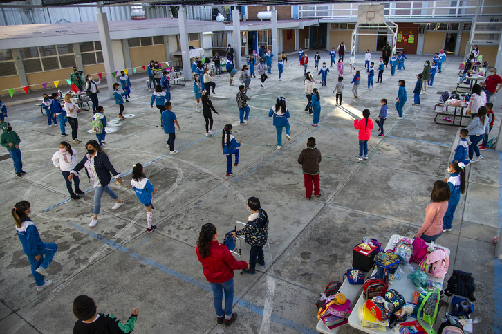 Imagen de archivo de escolares mexicanos en una la clase de gimnasia en el patio.