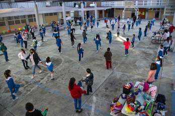 Imagen de archivo de escolares mexicanos en una la clase de gimnasia en el patio.