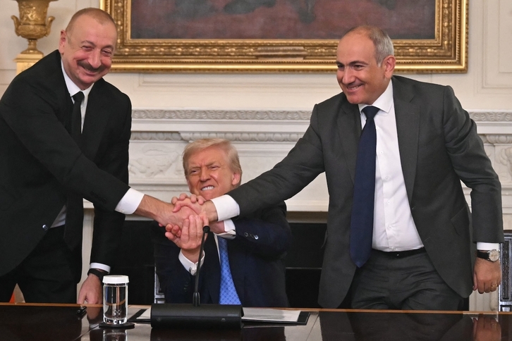 El presidente azerbaiyano Ilham Aliyev, Donald Trump (EEUU) y Nikol Pashinyan (Armenia) el 8 de agosto en la Casa Blanca.
