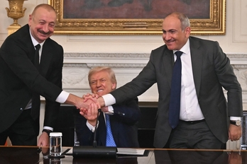 El presidente azerbaiyano Ilham Aliyev, Donald Trump (EEUU) y Nikol Pashinyan (Armenia) el 8 de agosto en la Casa Blanca.