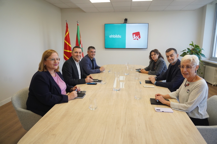 Las delegaciones de EH Bildu e IU, en la sede de la fuerza abertzale en Bilbo.