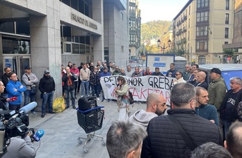 Un momento de la concentración de trabajadores de Petronor ante el Juzgado en Bilbo por ‘la guerra de los vestuarios’.