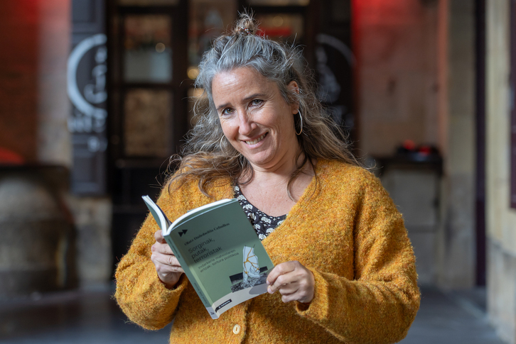 Olatz Dañobeitia, ‘Sorginak, putak, terroristak’ liburuarekin.