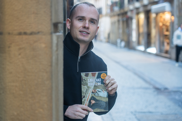 Julen Apellak, liburua eskutan, Donostian eginiko aurkezpenean.