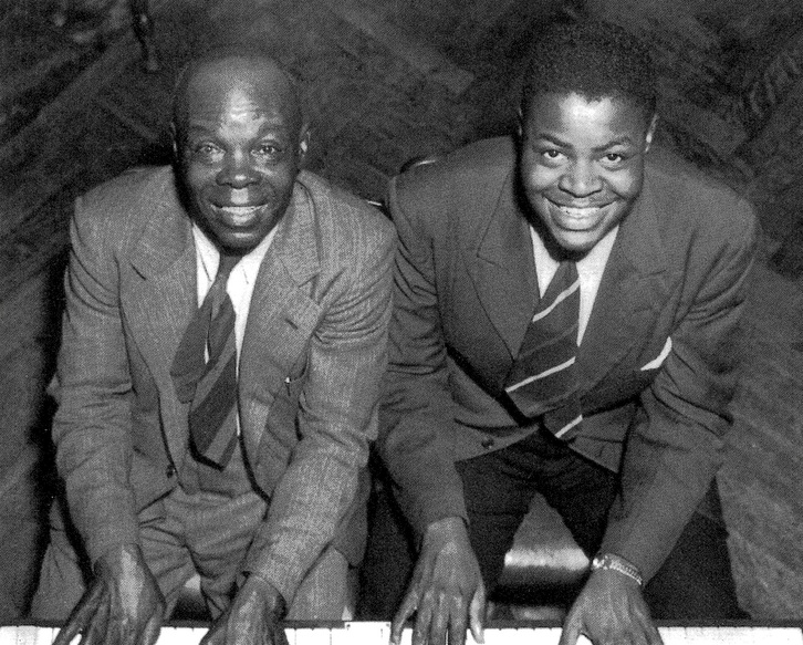 Oscar Peterson junto a su padre, Daniel Peterson.