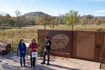 Imagen del acto de inauguración, en el que se aprecia la escasa vegetación. 