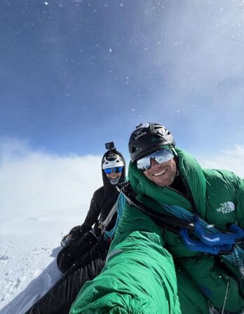 Bi alpinista frantziarrok, pozarren, Ekialdeko Jannuren gailurrean.
