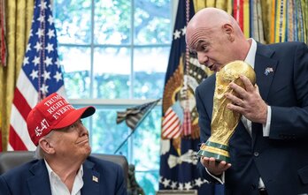 Donald Trump y Gianni Infantino, presidentes de Estados Unidos y la FIFA, durante un encuentro en la Casa Blanca para hablar sobre el Mundial de 2026.