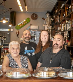 Ipar tabernako lan taldea, astelehen egun osoan lan egiteko prest.