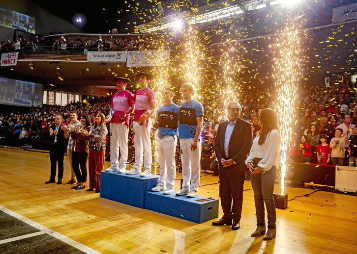 Entrega de premios de la edición anterior, con Aritz Erkiaga y Jon Ibarluzea en lo alto del podium.