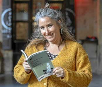 Dañobeitia, argitaratu berri duen liburua eskuan.