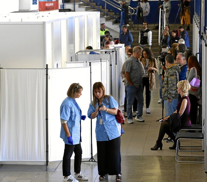 Personas de todas las edades han acudido ya a vacunarse a La Casilla.