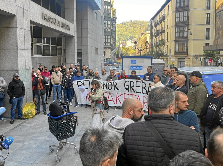 Concentración de trabajadores de Petronor ante el Juzgado por «la guerra de los vestuarios».