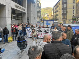 Concentración de trabajadores de Petronor ante el Juzgado por «la guerra de los vestuarios».