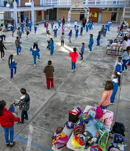 Imagen de archivo de escolares mexicanos en una la clase de gimnasia en el patio.