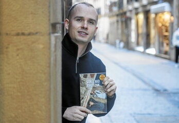 Julen Apella, liburua eskuetan, Donostian eginiko aurkezpenaren aurretik.