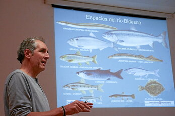 Jose Ardaiz Nafarroako Gobernuko biologoa, atzo, Beran hitzaldia egiten.