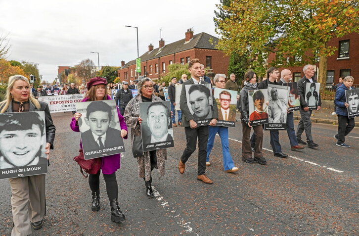 Familiares de víctimas del Domingo Sangriento se dirigen hacia la corte, en Belfast.