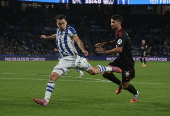 Oyarzabal empala el balón que ha supuesto el 2-1 para la Real.
