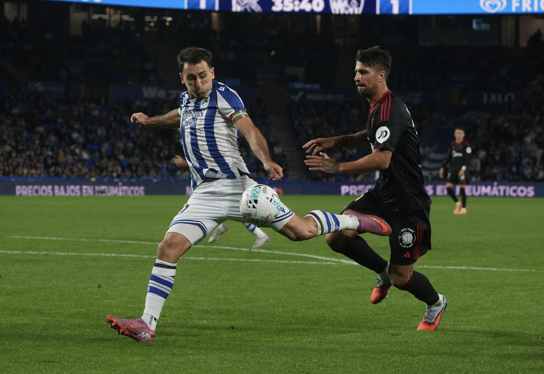 Oyarzabal empala el balón que ha supuesto el 2-1 para la Real.