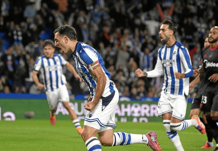 Mikel Oyarzabal corre a celebrar uno de los dos goles de la Real ante el Sevilla.