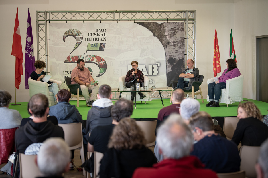 La table ronde était animée par la journaliste de Kazeta, Maite Ubiria Beaumont. La table ronde était animée par la journaliste de Kazeta, Maite Ubiria Beaumont.