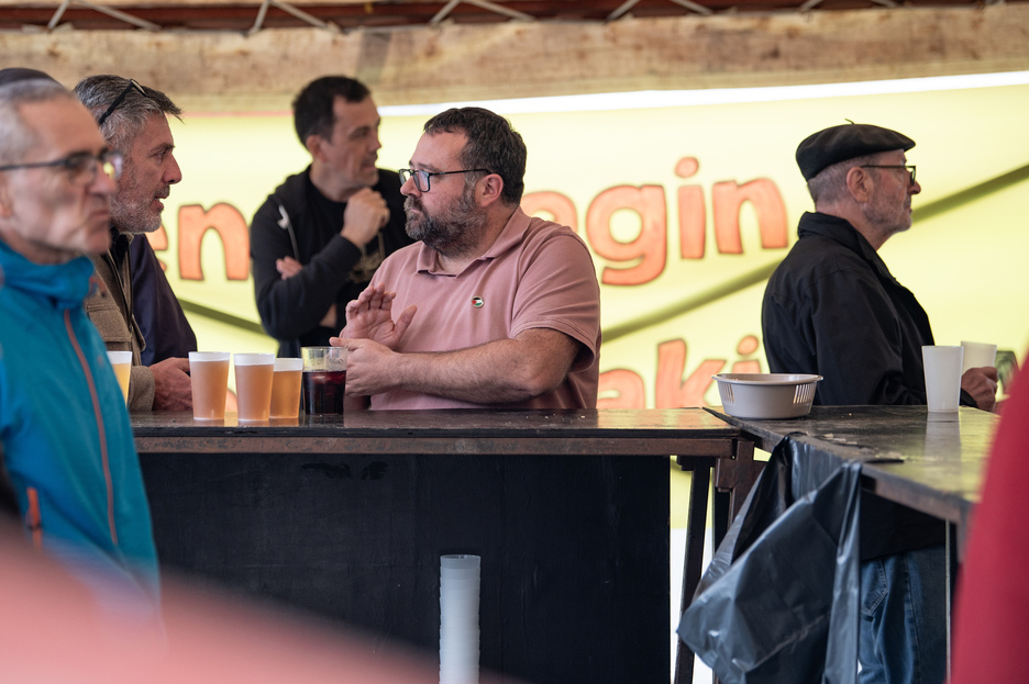 Figure locale du militantisme, Eñaut Aramendi est en le principal coordinateur en Iparralde. Figure locale du militantisme, Eñaut Aramendi est en le principal coordinateur en Iparralde.