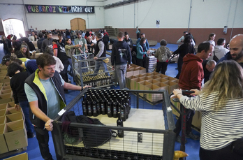 Bolondresak, saskiak prestatzeko lanean.