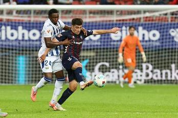 Alkain controla el balón ante Diawara en el partido de Segunda entre Eibar y Leganés en Ipurua.