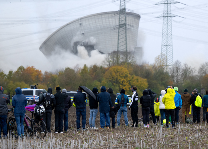 Demolición de las torres de la central nuclear de Gundremmingen.