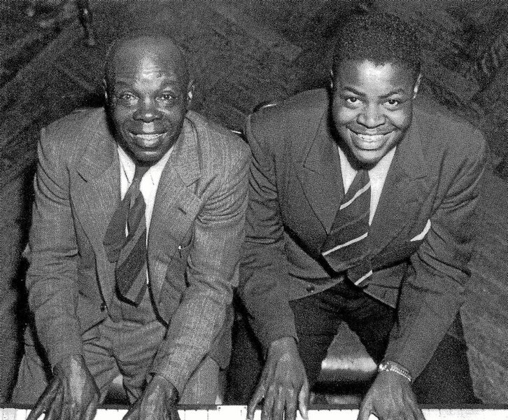 Oscar Peterson junto a su padre, Daniel Peterson. Y, al lado, el trío que formó con Austin Roberts y Clarence Jones.