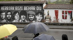 Junto a estas líneas, mural en Baigorri que recuerda a los seis muertos de la organización. Arriba, recuerdo a Popo Larre en Heleta y atentado de IK en 1991.
