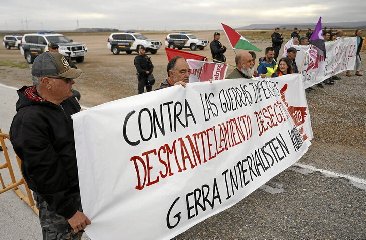 Imagen de la marcha celebrada ayer al aeródromo de Ablitas.