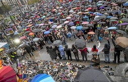 Los manifestantes depositaron zapatos en las escalinatas del Ayuntamiento de Bilbo.