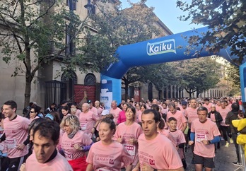 La XIV Carrera Solidaria contra el Cáncer de Mama de Iruñea ha batido su propio récord con 12.000 dorsales.