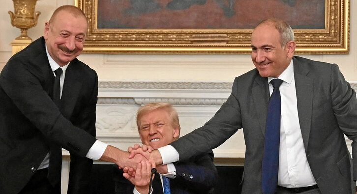 De izquierda a derecha, el presidente azerbaiyano Ilham Aliyev, Donald Trump (EEUU) y Nikol Pashinyan (Armenia) el 8 de agosto en la Casa Blanca.