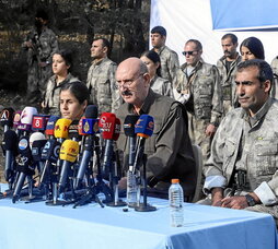 Sabri Ok, miembro de la dirección del PKK, fue el encargado de leer el comunicado.