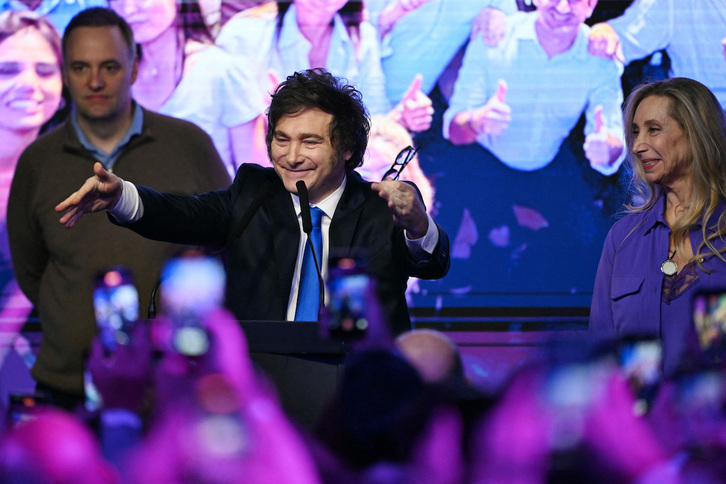 Javier Milei celebrando la victoria en las elecciones legislativas argentinas.