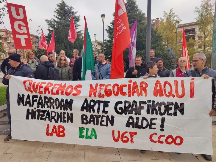 Nafarroako grafikagintza arloan hitzarmen propioa aldarrikatzeko  egin duten elkarretaratzea.