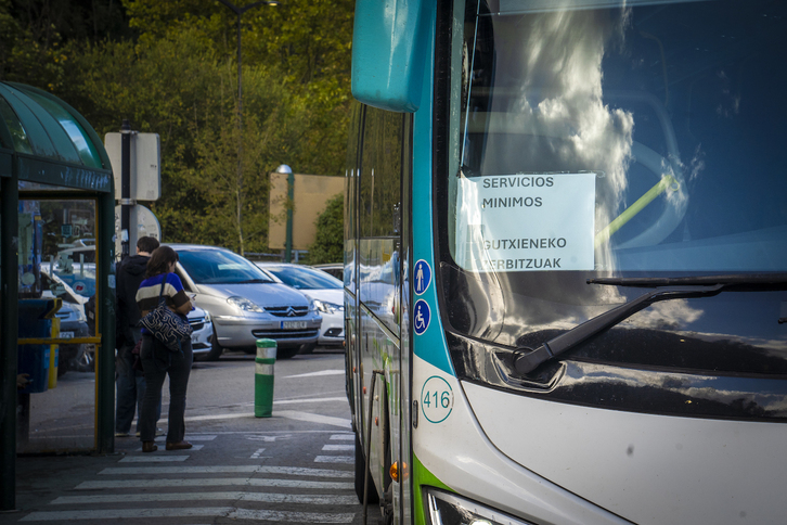 Servicios mínimos en un autobús de Lurraldebus, durante una de las jornadas de huelga de Avanza.