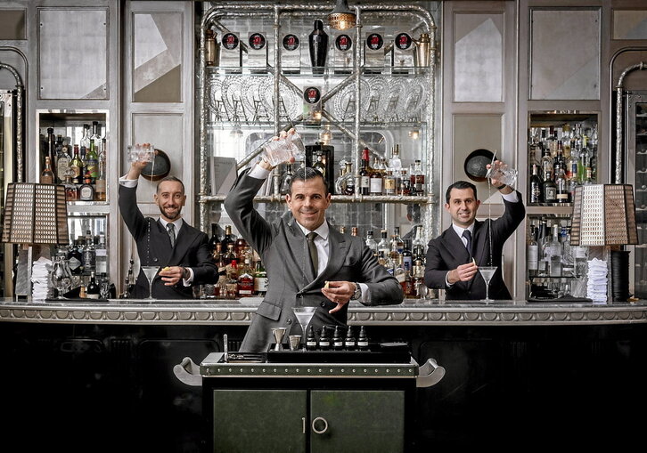 Londresko Connaught Bar-eko (6.a) barmanak, lanean. Aurten ere Europako koktelen hiriburu izendapenari eutsi dio Londresek. 