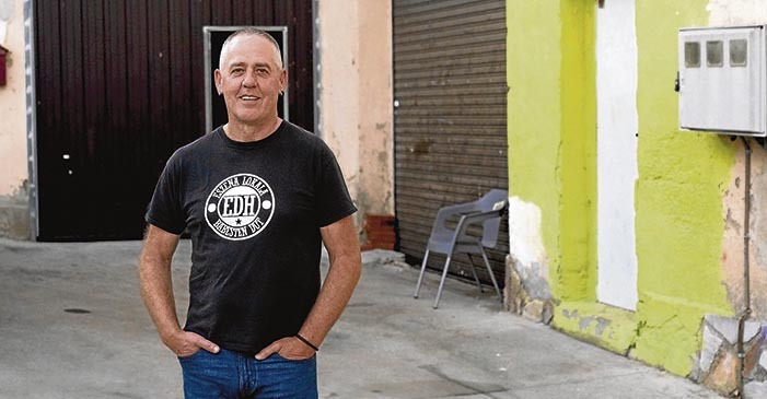 Txerra Bolinaga en su local, donde ensaya y donde enseña a tocar batería, en Durana. Raul Bogajo | FOKU