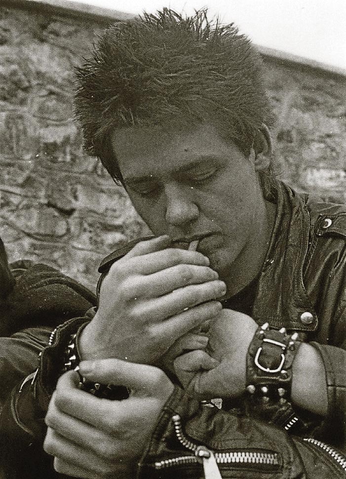 Txerra Bolinaga enciende un cigarrillo durante su etapa como batería de RIP. Archivo RIP