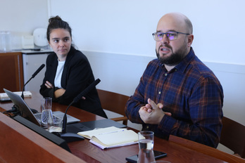 Malen Dominguez eta Arkaiz Fullaondo, Naziometroaren berri ematen.