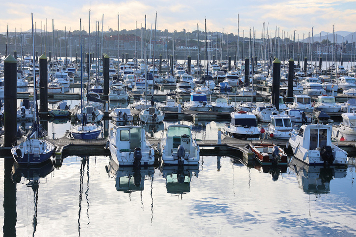 Embarcaciones amarradas en los pantalanes del puerto deportivo de Getxo.