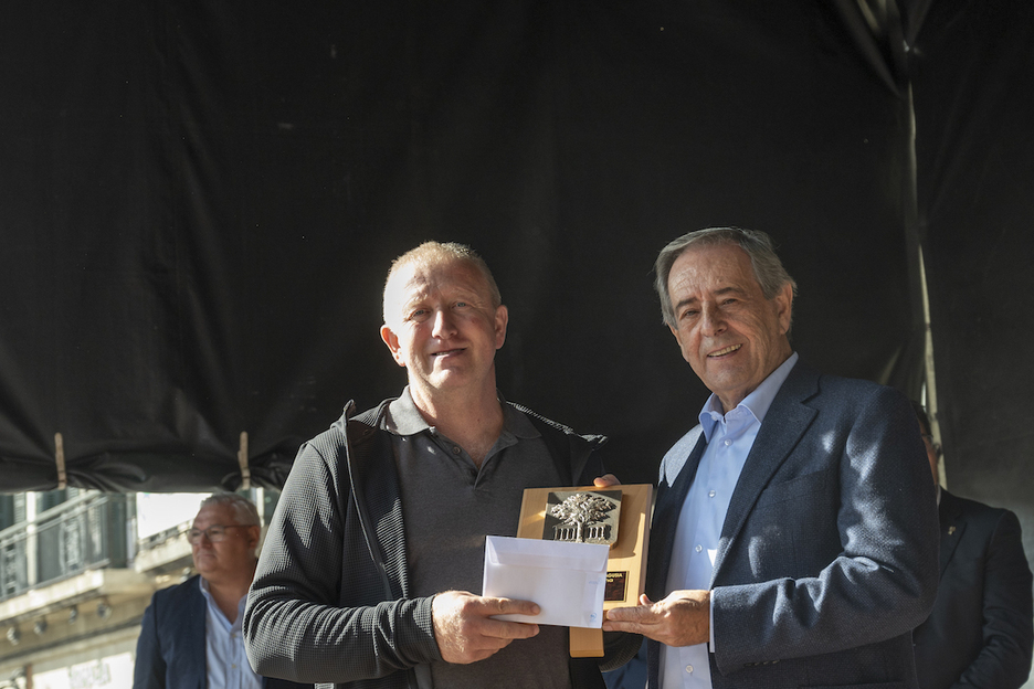 Eulate gaztandegiko Ricardo Remiro izan da txapelduna. Jose Maria Gorroño alkatearen eskutik saria jasoz. Eulate gaztandegiko Ricardo Remiro izan da txapelduna. Jose Maria Gorroño alkatearen eskutik saria jasoz.