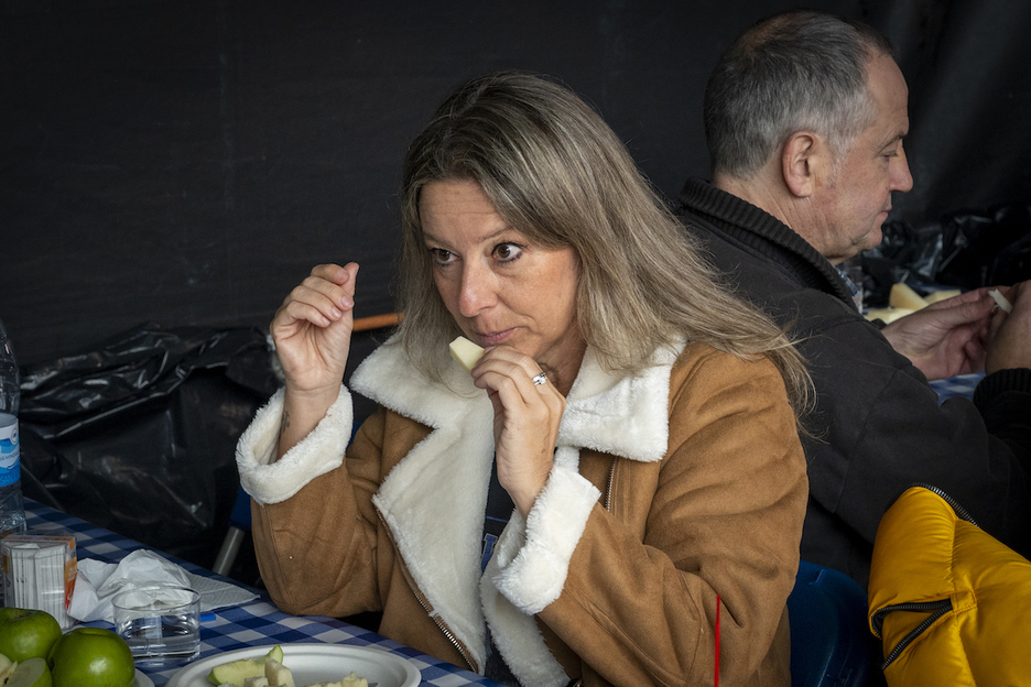 Lehiaketan gazta dastatzen. Lehiaketan gazta dastatzen.