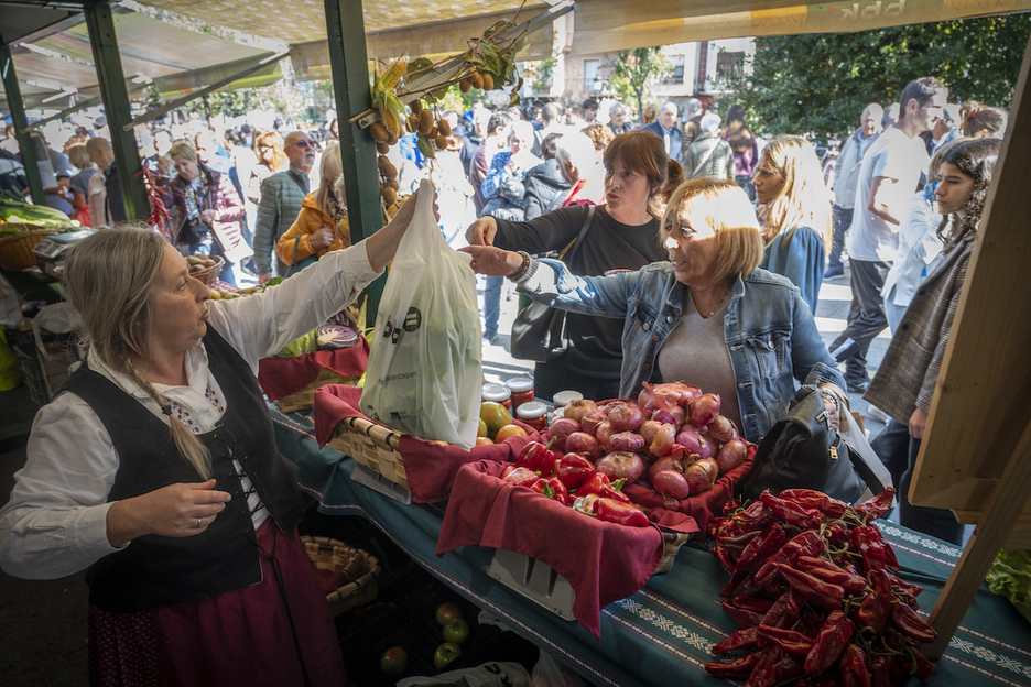 Baserriko produktuak saltzen. Baserriko produktuak saltzen.